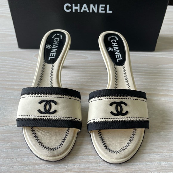 CHANEL White Leather Embroidered CC Slide Mules 39 - Picture 5 of 14